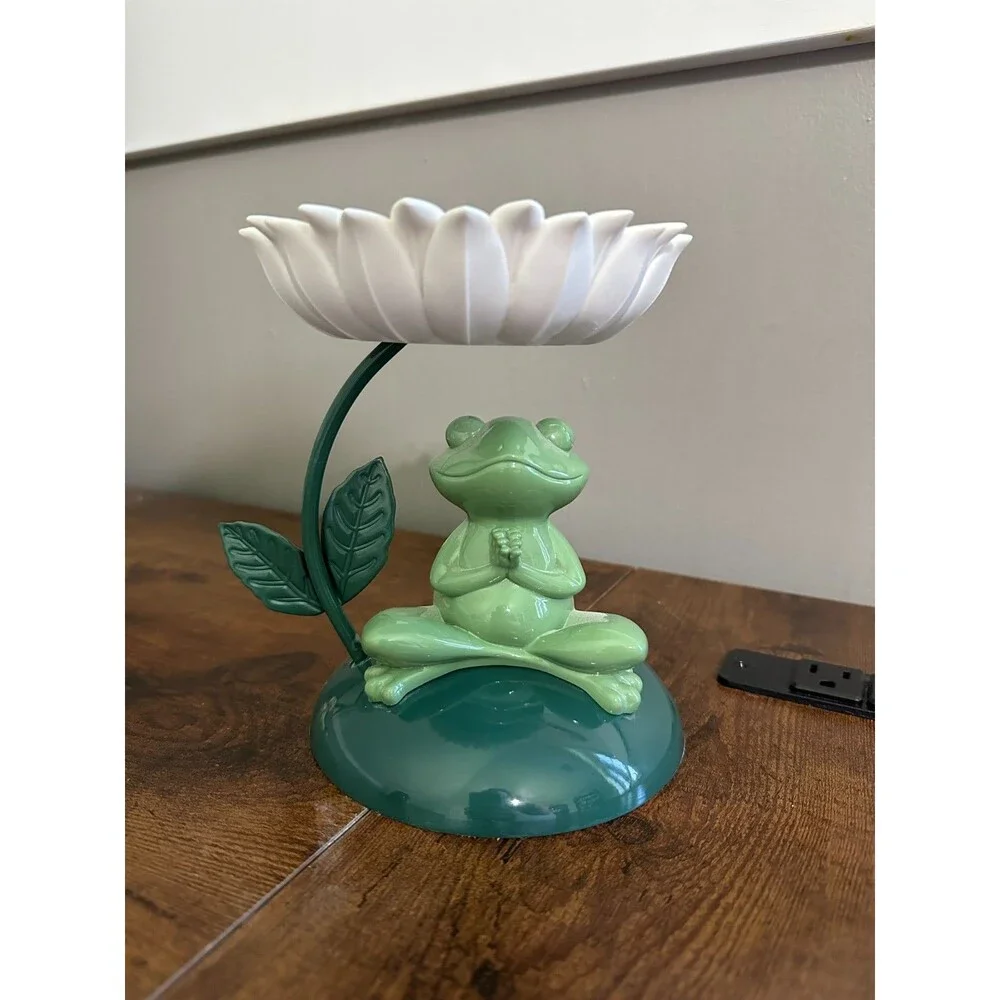 Bath & Body Works Meditating Frog 3 Wick Candle Holder Green Flower
